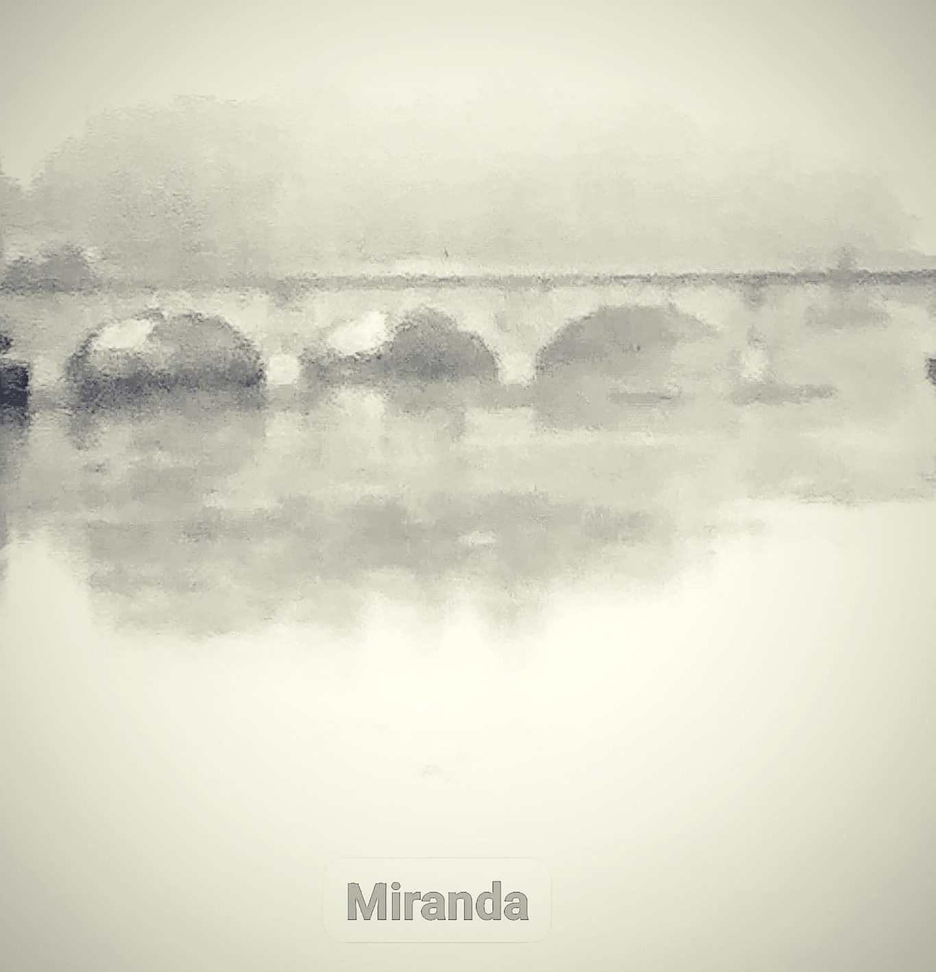 04_Fotos Episodio 04 Puente en una escena de niebla, reflejándose en el agua. Texto: "Miranda".