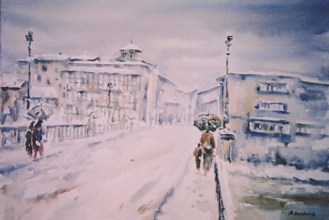 Una calle nevada con una persona y un perro bajo un paraguas. Edificios al fondo.