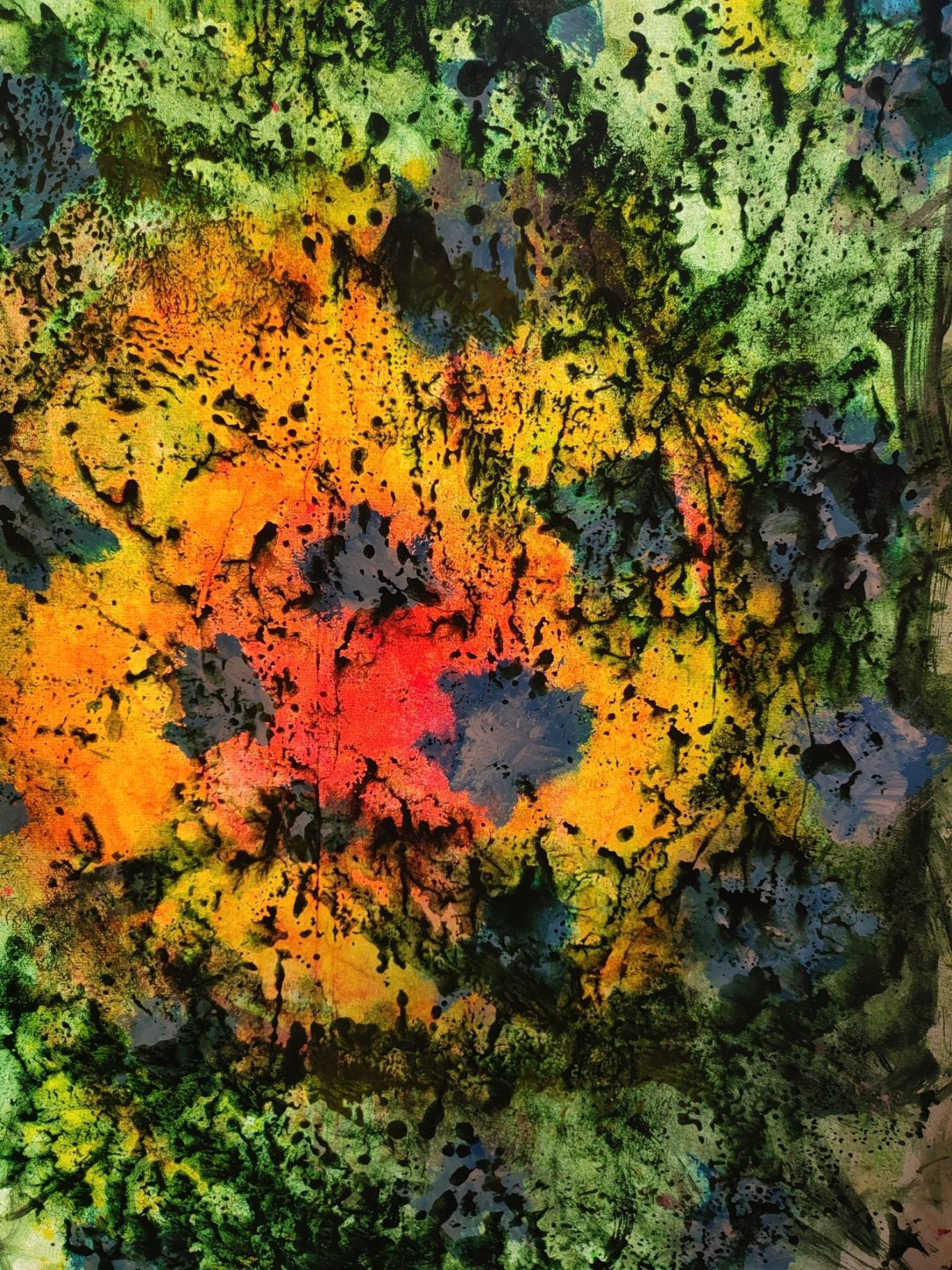 Fondo abstracto con manchas de colores en tonos verdes, amarillos, naranjas y rojos.